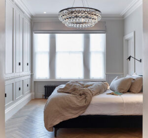 Elegantes Schlafzimmer Mit Kronleuchter … – Bild Kaufen – 12335940 inside Schlafzimmer Kronleuchter